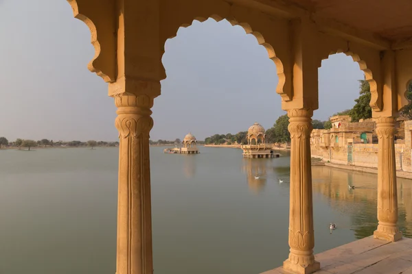 Lago Gadisar en Jaisalmer, estado de Rajastán, India — Foto de Stock