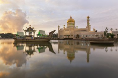 Sultan Omar Ali Saifuddien Mosque in Brunei clipart