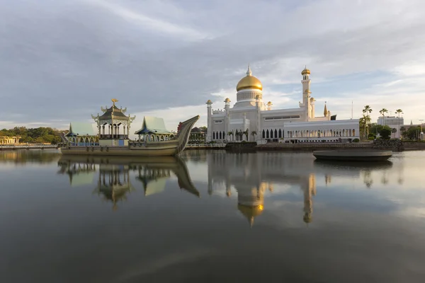 Sultan Omar Ali Saifuddien Mosque in Brunei — Stock Photo, Image