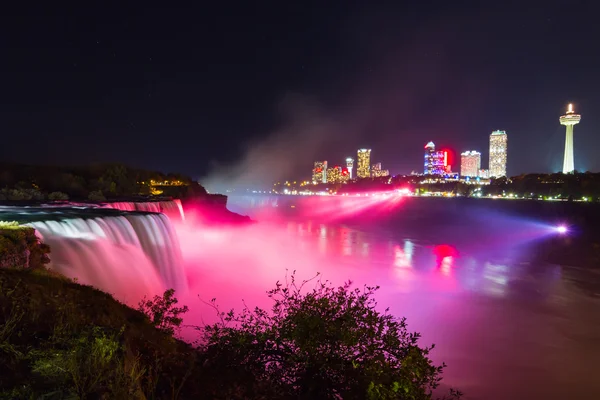 Niagara Falls Pokaż światło w nocy, Stany Zjednoczone Ameryki — Zdjęcie stockowe