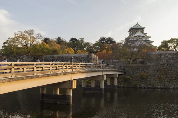 秋天的时候，日本大阪城堡 — 图库照片