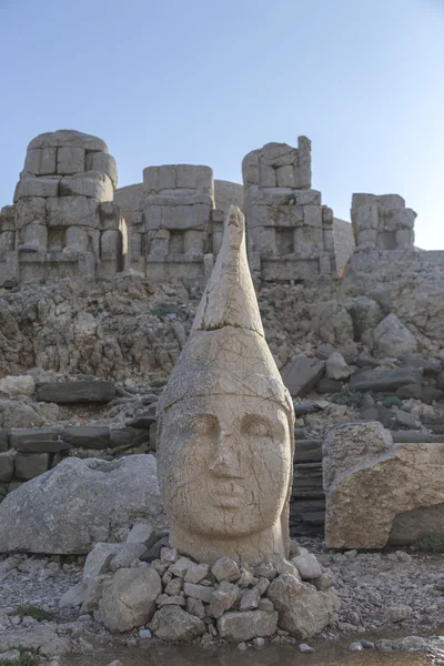 Estatuas de cabeza de piedra en la montaña Nemrut en Turquía — Foto de Stock