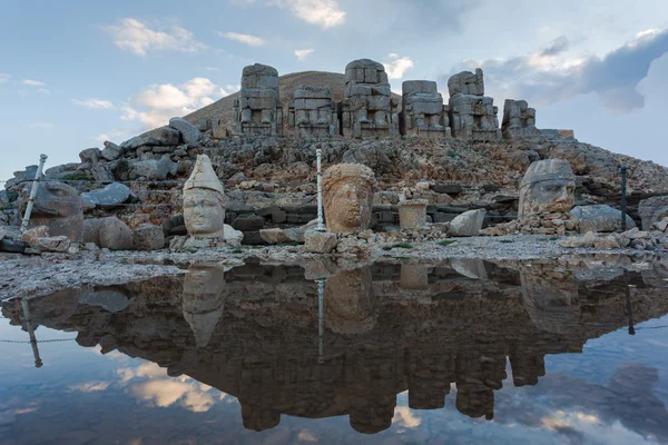 Estatuas de cabeza de piedra en la montaña Nemrut en Turquía — Foto de Stock