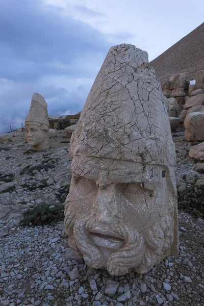 Estatuas de cabeza de piedra en la montaña Nemrut en Turquía — Foto de Stock