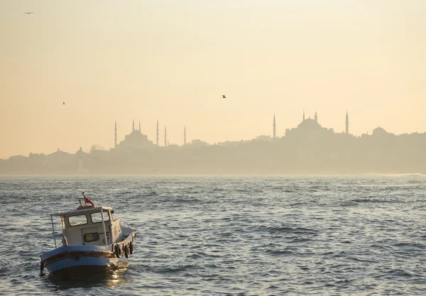 Estrecho del Bósforo en Estambul, Turquía — Foto de Stock