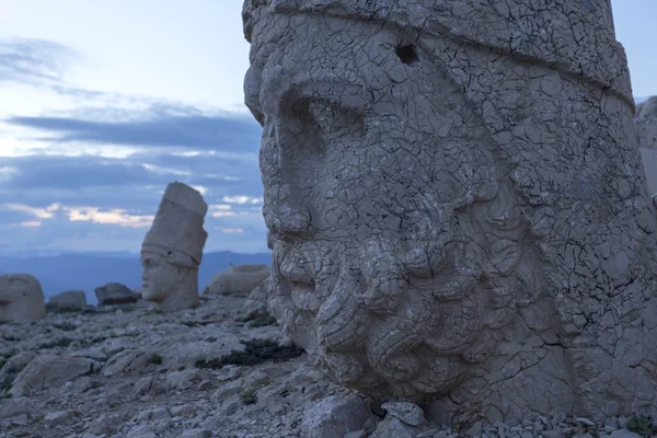 Estatuas de cabeza de piedra en la montaña Nemrut en Turquía — Foto de Stock