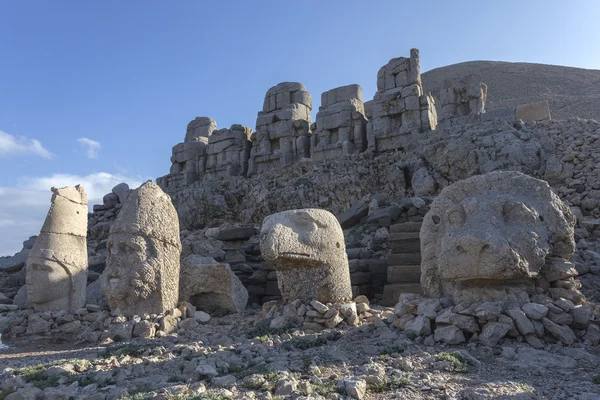 Estatuas de cabeza de piedra en la montaña Nemrut en Turquía — Foto de Stock