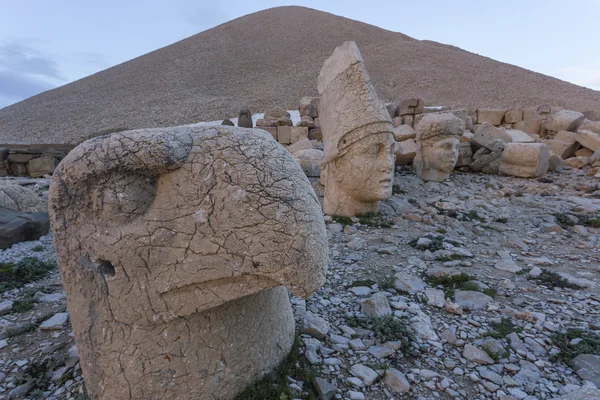 Estatuas de cabeza de piedra en la montaña Nemrut en Turquía — Foto de Stock