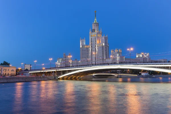 Het hoge huis in Moskou, Rusland — Stockfoto