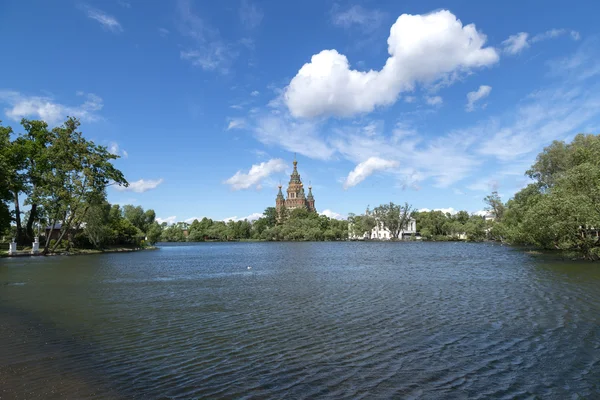彼得和 Paul 大教堂在彼得夏宫，俄罗斯 — 图库照片