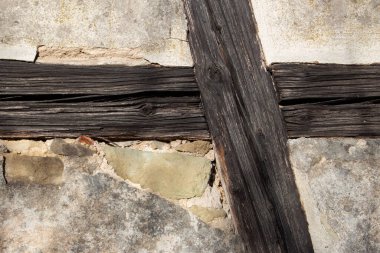 Yarım ahşap bir evin duvarındaki ahşap kirişlerin detayları