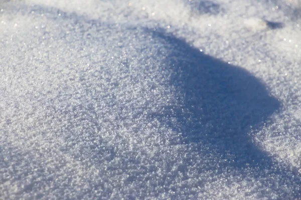 新鲜的白雪在阳光下闪闪发光 背景为亮点和阴影 — 图库照片