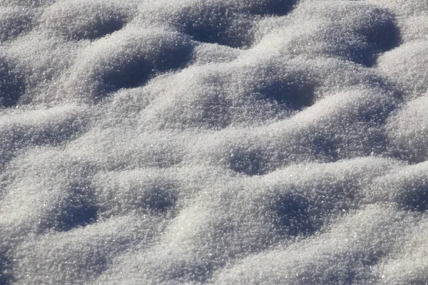 Fresca Neve Bianca Scintillante Sole Con Luci Ombre Sfondo — Foto Stock