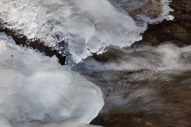 Eriyen buzun altında akan su, küresel ısınma kavramı