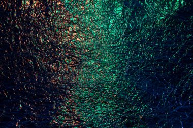 Soyut altın ve yeşil alüminyum kırışık folyo arka plan dokusu yeşil ve altın sarısı ışığı yansıtıyor.