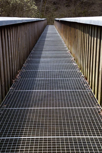 Пешеходный Мост Через Реку Железным Решетчатым Полом Деревянными Перилами — стоковое фото
