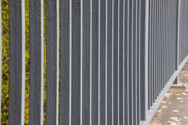 Metal bir köprü korkuluğunun soyut dikey deseni