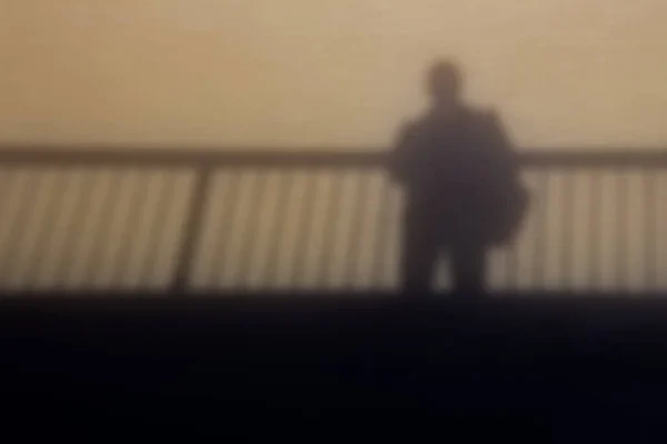 Schatten Eines Brückengeländers Und Ein Mann Der Auf Einer Brücke — Stockfoto