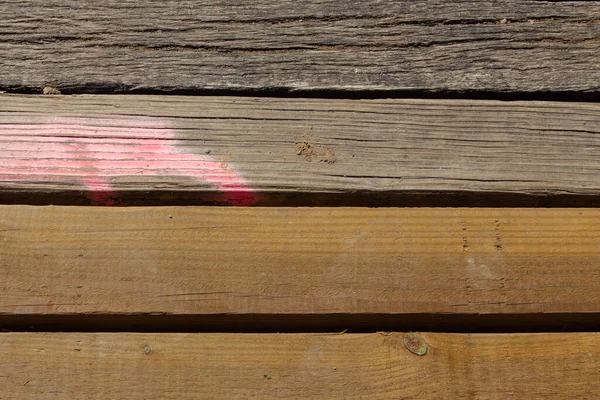 Planches Bois Endommagées Avec Des Marques Peinture Rose Pulvérisée Marquer — Photo