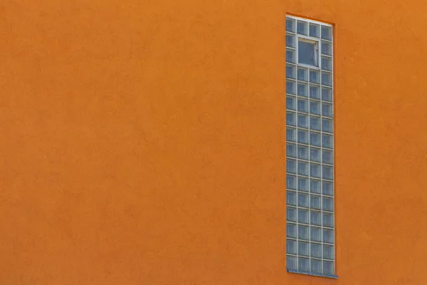 Fenêtre Verticale Construite Avec Des Briques Verre Dans Mur Orange — Photo