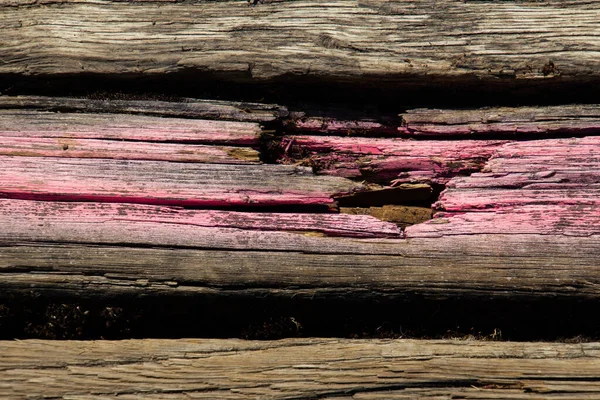 Skadade Träplankor Med Rosa Sprayfärg Markeringar För Att Markera Som — Stockfoto
