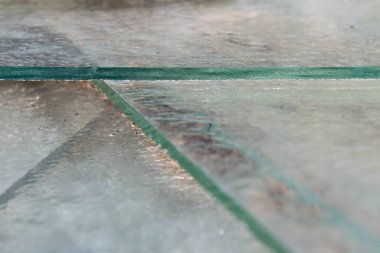 Eski ve kirli cam levha