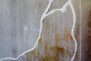 Çatallı beton duvar beyaz beton yama macunuyla onarılmış.