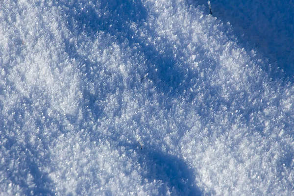 Neuweißer Schnee Funkelt Der Sonne Mit Lichtern Und Schatten Für — Stockfoto