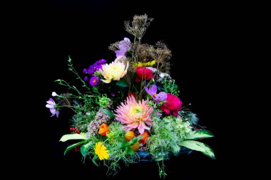 Siyah arkaplanda izole edilmiş renkli çiçek buketi