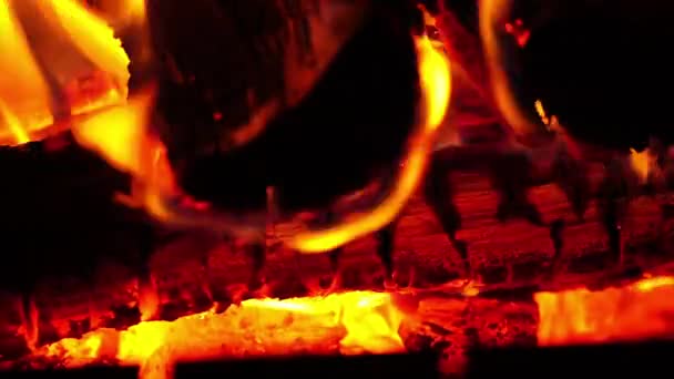 Makro záběry požáru doutnající uhlí v krbu — Stock video