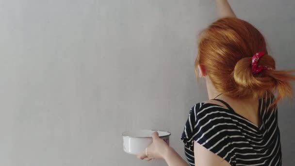 Mujer Blanca Joven Caucásica Con Pared Casa Pintura Pelo Rojo — Vídeo de stock