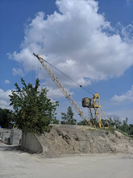 Construction site landscape with industrial crane and reinforced concrete blocks — Stock Photo, Image