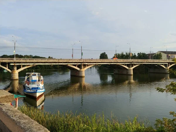 Landschaft mit Anlegestelle für Passagierboote am Fluss — Stockfoto