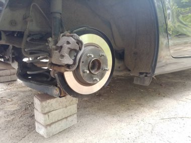 Çalıntı bir araba tekerleğinin yakın çekimi. 