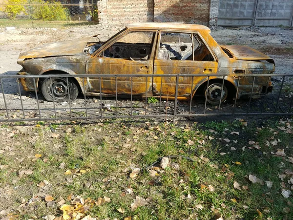 Vista lateral em um carro incendiado — Fotografia de Stock