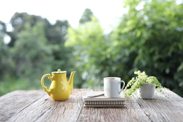 Caneca Branca Panela Chá Amarelo Notebook Planta Mesa Madeira Marrom — Fotografia de Stock