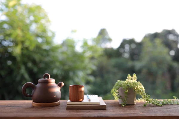 Panela Chá Barro Marrom Oriental Com Copo Madeira Lápis Notebook — Fotografia de Stock