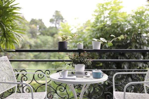 Xícara Café Azul Branco Com Tablet Vaso Plantas Varanda Vista — Fotografia de Stock