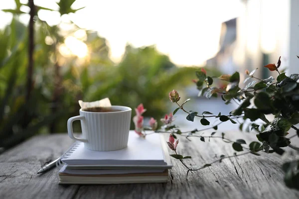 Teetasse Mit Senkrechter Linie Und Pflanze Auf Holztisch Auf Balkon — Stockfoto