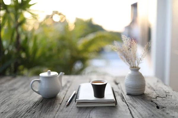 Xícara Chá Preto Pequeno Chaleira Branca Vaso Flor Seca Notebook — Fotografia de Stock