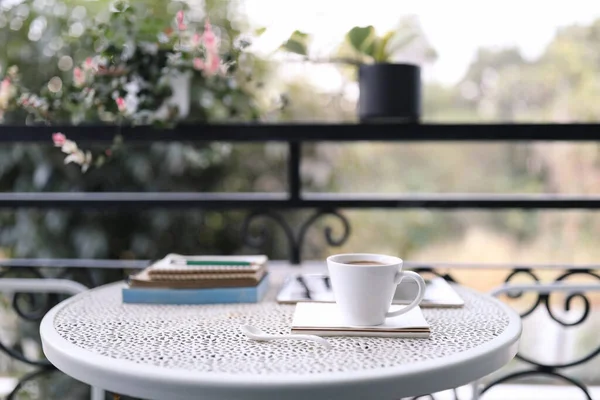 Tazza Caffè Bianca Quaderni Tavolo Vintage Metallo Sul Balcone — Foto Stock