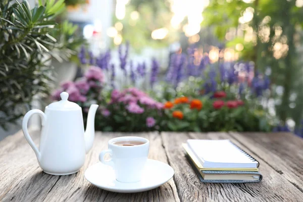 Xícara Chá Branco Chaleira Com Notebook Sobre Mesa Madeira Fundo — Fotografia de Stock