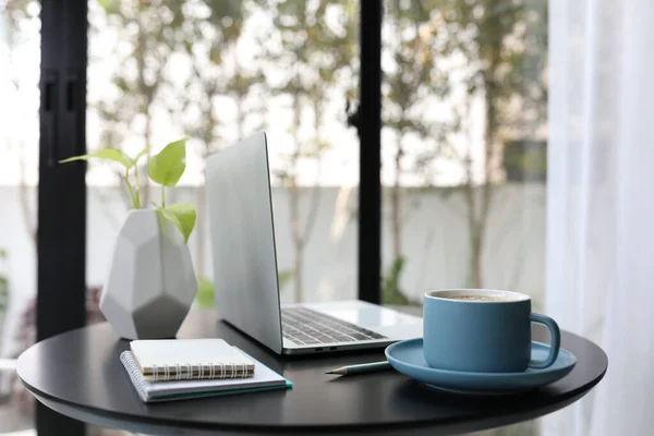 Xícara Café Azul Com Laptop Notebooks Mesa Madeira Preta — Fotografia de Stock