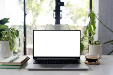 Kahve molası sırasında dizüstü bilgisayar ve kahve, evden çok az iş.