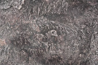 Katmanlı dokusuyla yıpranmış eski doğal kaya duvarı.