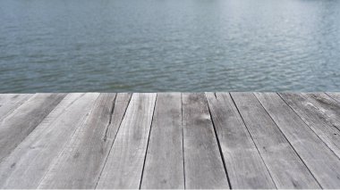 Nehir manzaralı eskimiş tahtalar.