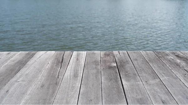 Nehir manzaralı eskimiş tahtalar.