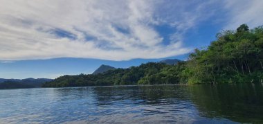 Milford Ses ve Kuşkulu Ses 'in Dağları ve Fiyortları, Yeni Zelanda. Bengoh Vadisi, Sarawak.