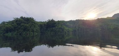 Milford Ses ve Kuşkulu Ses 'in Dağları ve Fiyortları, Yeni Zelanda. Bengoh Vadisi, Sarawak.