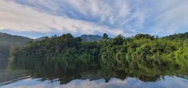 Milford Ses ve Kuşkulu Ses 'in Dağları ve Fiyortları, Yeni Zelanda. Bengoh Vadisi, Sarawak.